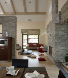 Фото интерьера гостиной загородного деревянного дома