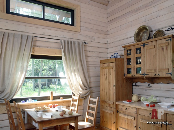 Фото интерьера кухни банного комплекса загородного деревянного дома