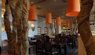 Ресторан со скульптурными деревьями