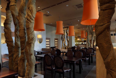Ресторан со скульптурными деревьями