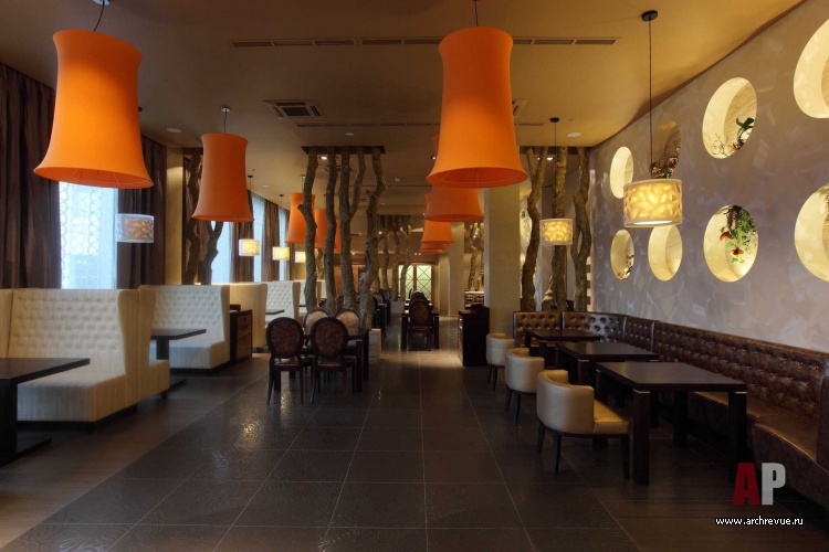 Фото интерьера зала ресторана в стиле фьюжн