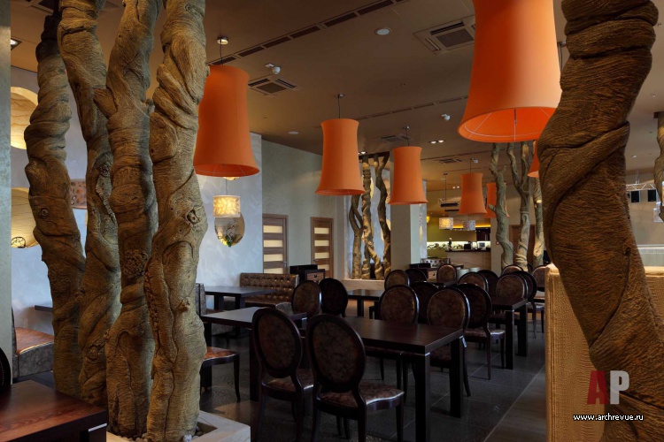 Фото интерьера зала ресторана в стиле фьюжн