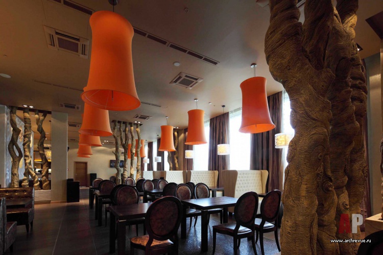 Фото интерьера зала ресторана в стиле фьюжн