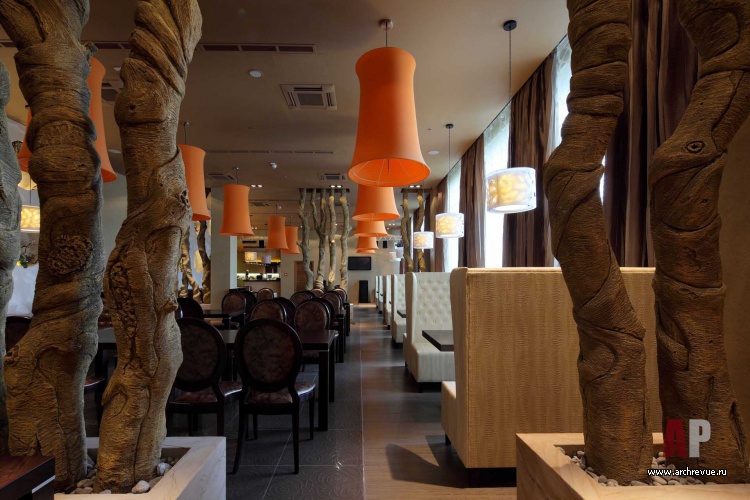 Фото интерьера зала ресторана в стиле фьюжн