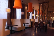 Фото интерьера зоны отдыха ресторана в стиле фьюжн