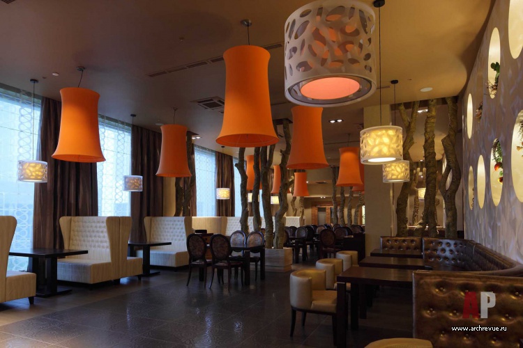 Фото интерьера зала ресторана в стиле фьюжн