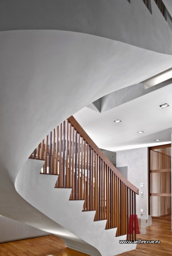 Фото интерьера лестничного холла многоуровневой квартиры в стиле минимализм
