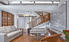 Фото интерьера гостиной многоуровневой квартиры в современном стиле