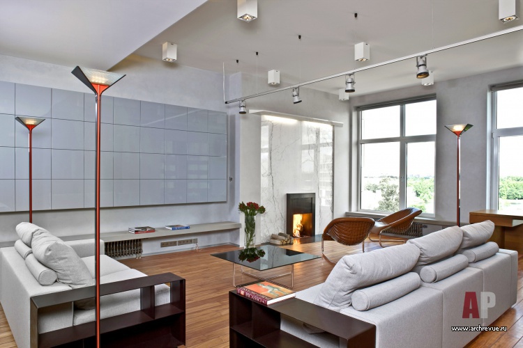 Фото интерьера каминной многоуровневой квартиры в стиле минимализм