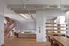 Фото интерьера гостиной многоуровневой квартиры в современном стиле