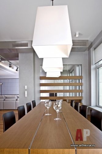 Фото интерьера столовой многоуровневой квартиры в стиле минимализм