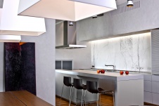 Фото интерьера кухни многоуровневой квартиры в современном стиле