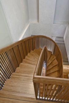 Фото интерьера лестницы многоуровневой квартиры в современном стиле