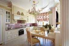 Фото интерьера кухни квартиры в дворцовой классике