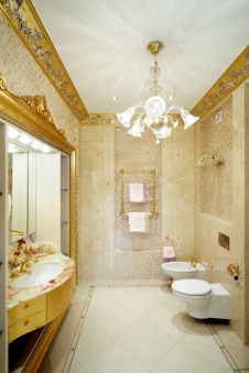 Фото интерьера санузла квартиры в дворцовой классике