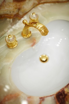 Фото интерьера санузла квартиры в дворцовой классике