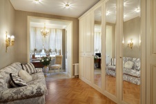 Фото интерьера гардеробной квартиры в дворцовой классике