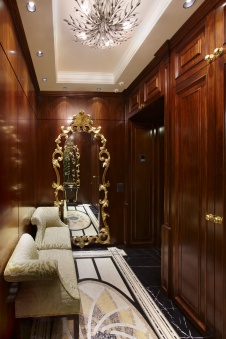 Фото интерьера входной зоны квартиры в стиле неоклассика