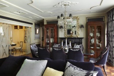 Фото интерьера каминной квартиры в стиле неоклассика