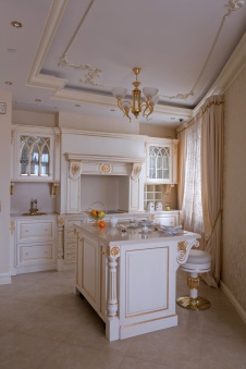 Фото интерьера кухни квартиры в классическом стиле