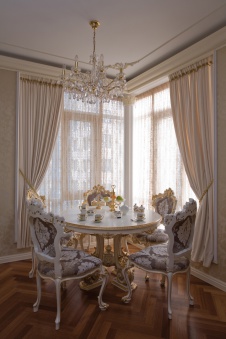 Фото интерьера столовой квартиры в классическом стиле