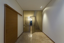 Фото интерьера лестничного холла дома в современном стиле