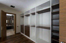 Фото интерьера гардеробной дома в современном стиле