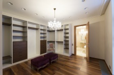 Фото интерьера гардеробной дома в современном стиле