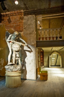 Фото интерьера входной зоны магазина в стиле фьюжн