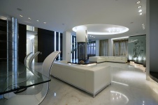 Фото интерьера гостиной двухуровневой квартиры в стиле минимализм