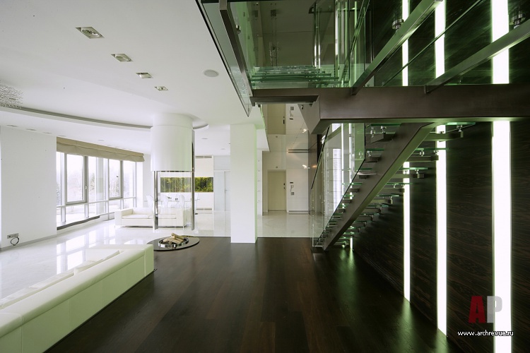 Фото интерьера лестничного холла двухуровневой квартиры в стиле минимализм