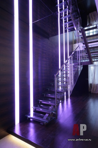 Фото интерьера лестницы двухуровневой квартиры в стиле минимализм