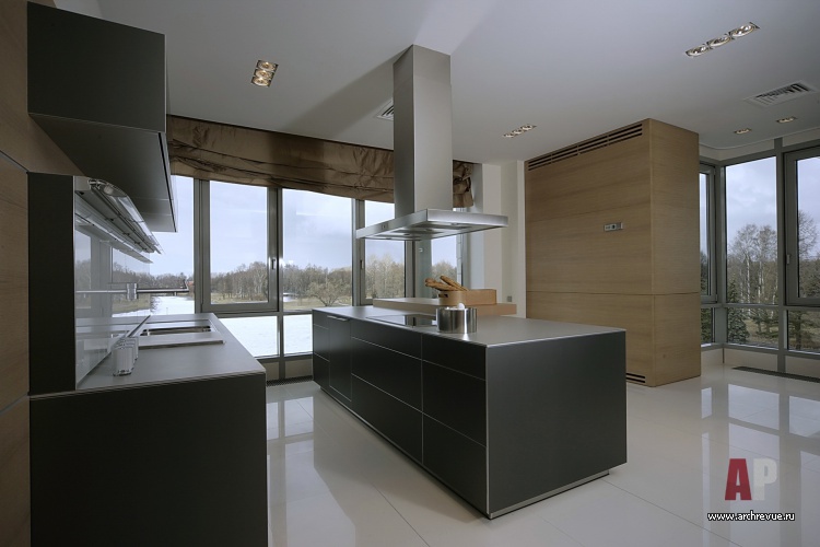 Фото интерьера кухни двухуровневой квартиры в стиле минимализм