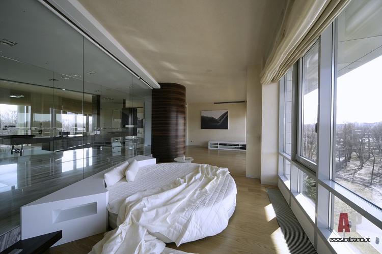 Фото интерьера спальни двухуровневой квартиры в стиле минимализм