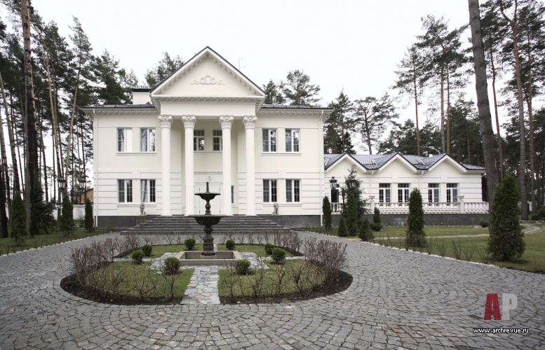 Фото фасада дома в стиле неоклассика