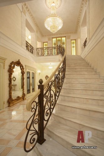 Фото интерьера лестницы дома в стиле неоклассика