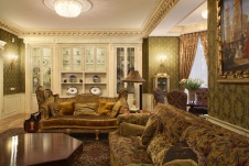 Фото интерьера гостиной дома в стиле неоклассика