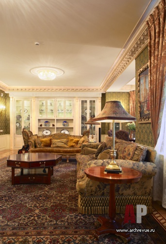 Фото интерьера гостиной дома в стиле неоклассика