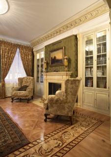 Фото интерьера каминной дома в стиле неоклассика