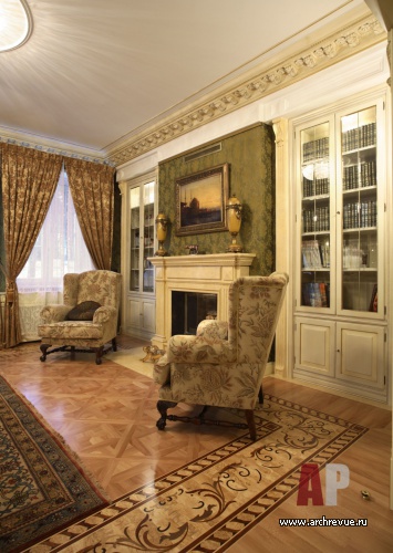 Фото интерьера каминной дома в стиле неоклассика
