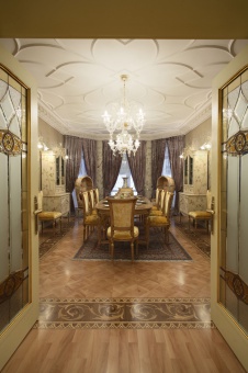 Фото интерьера столовой дома в стиле неоклассика