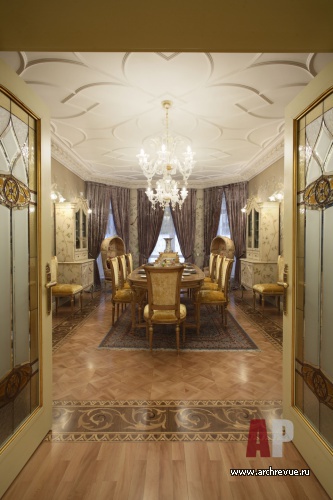 Фото интерьера столовой дома в стиле неоклассика