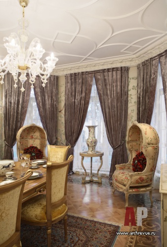 Фото интерьера столовой дома в стиле неоклассика