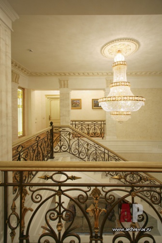 Фото интерьера лестницы дома в стиле неоклассика