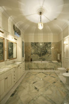 Фото интерьера санузла дома в стиле неоклассика