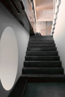 Фото интерьера лестничного холла дома в стиле минимализм