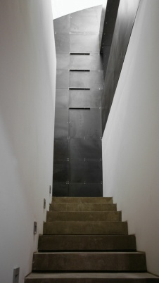 Фото интерьера лестницы дома в стиле минимализм