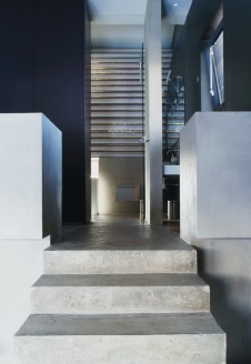 Фото интерьера лестницы дома в стиле минимализм