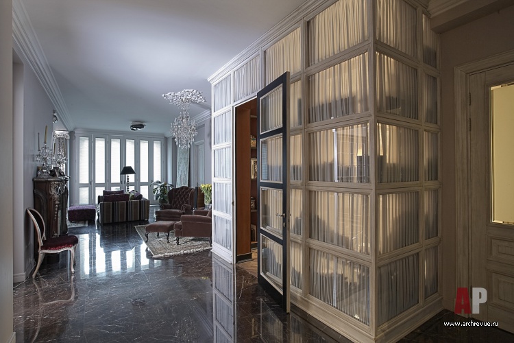 Фото интерьера кабинета квартиры в стиле неоклассика