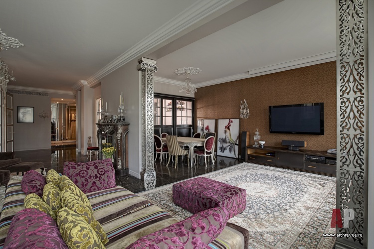 Фото интерьера гостиной квартиры в стиле неоклассика